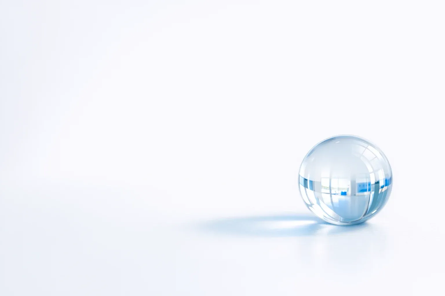 Esfera de cristal transparente: claridad y una vía legal y segura